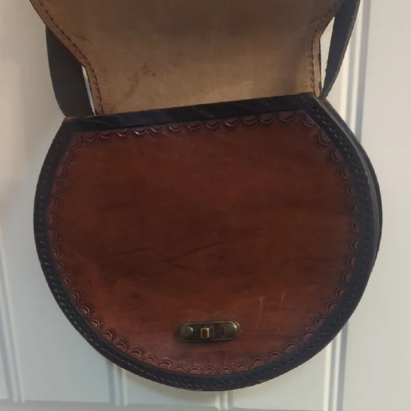 Elegant Brown Leather Crossbody Bag - Picture 6 of 8